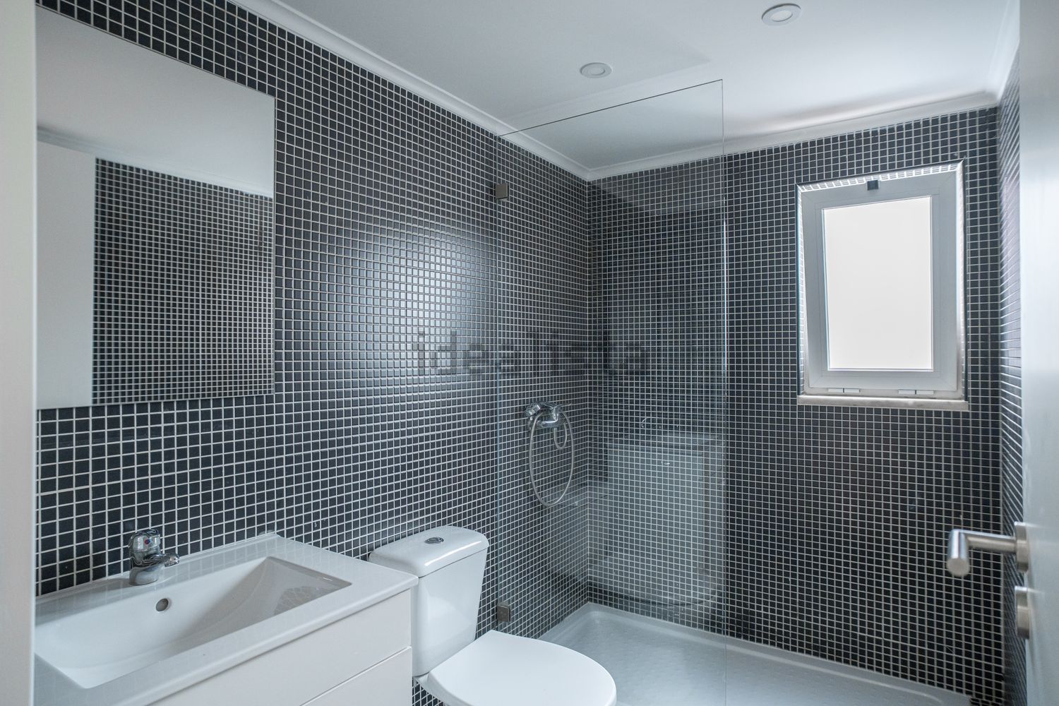 小楼房或独栋别墅出售在Rua David José Chitas, 8 - 卫生间