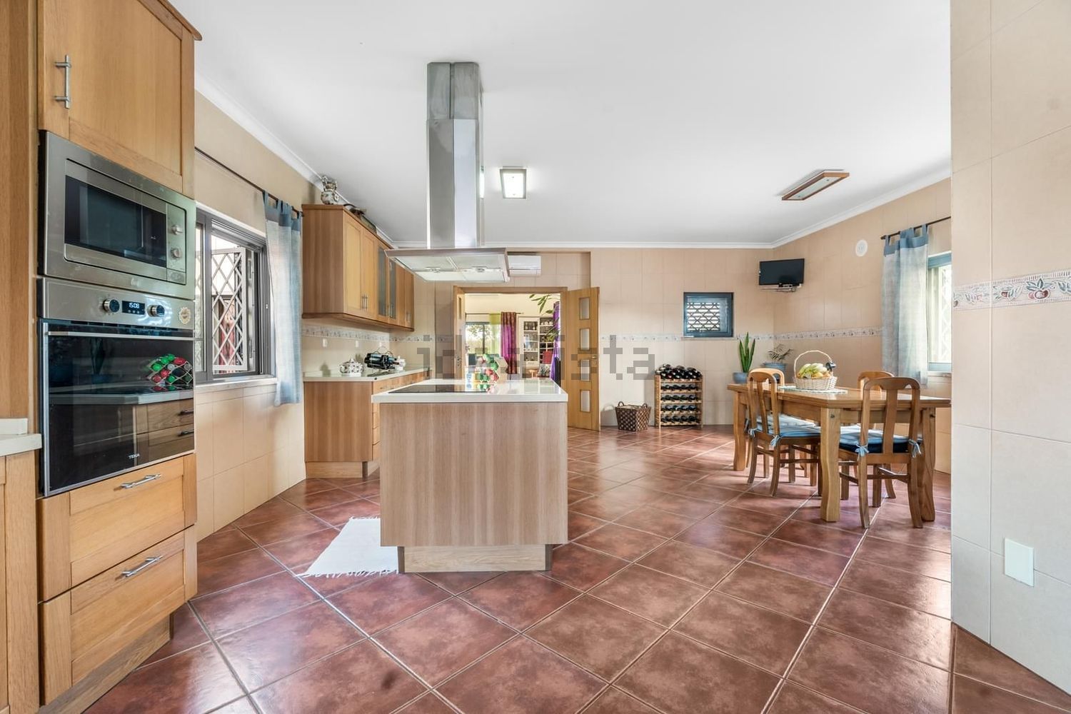 小楼房或独栋别墅出售N10 - 客厅