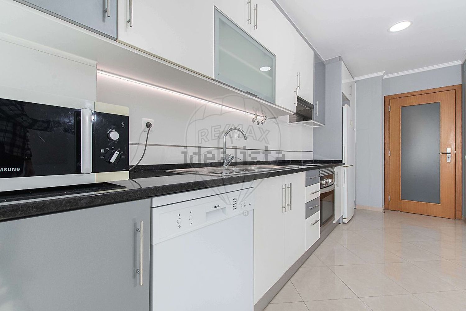 公寓 t2出售在Rua António Apolinário da Silva - 厨房