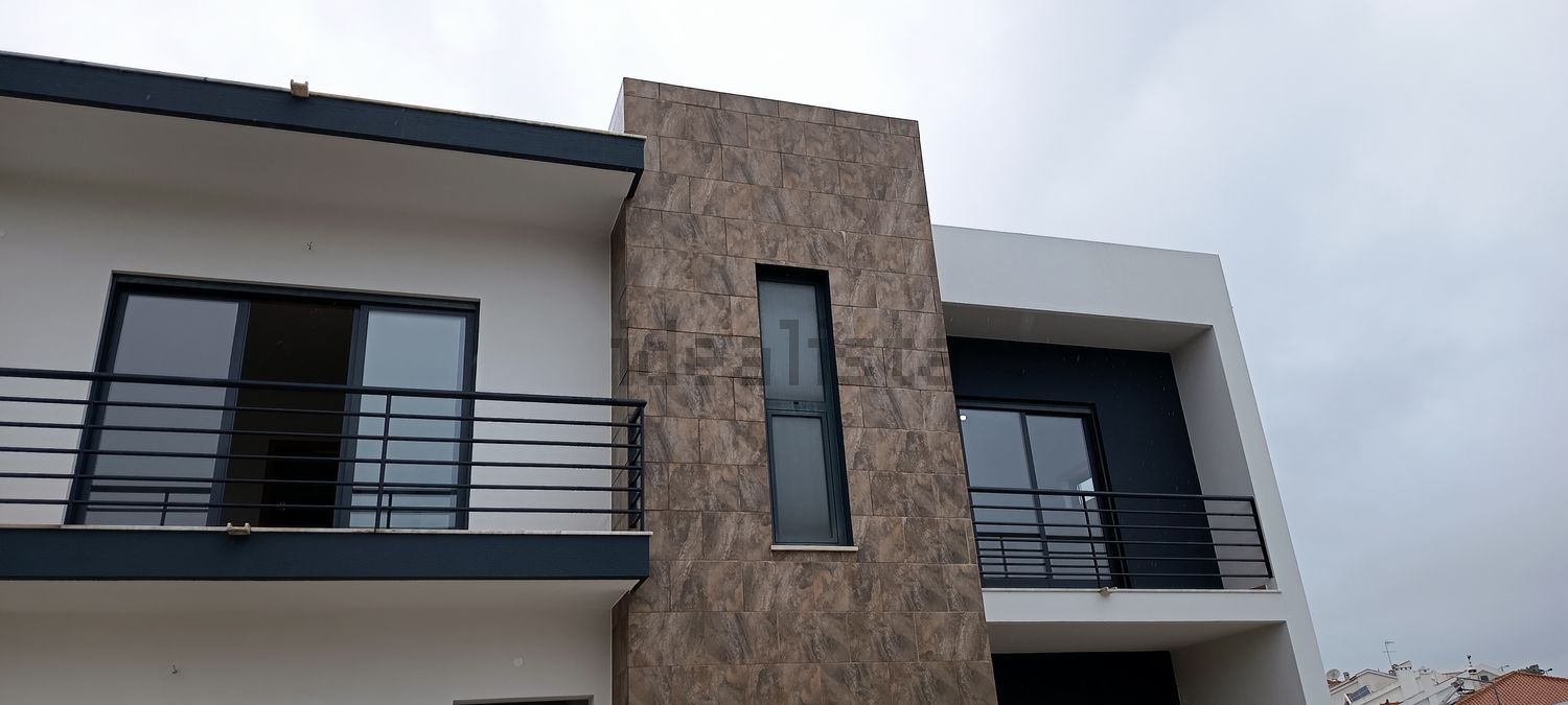 小楼房或独栋别墅出售在Rua Ferreira Soares - 外立面