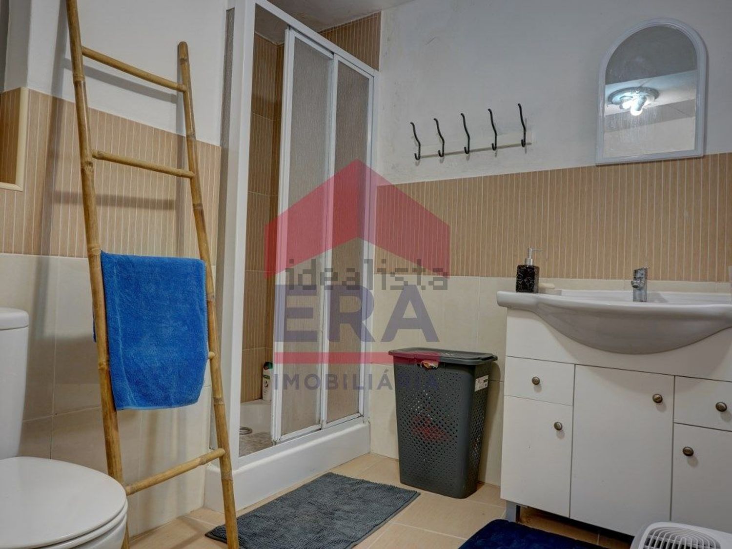 小楼房或独栋别墅出售在Rua do Meio - 卫生间