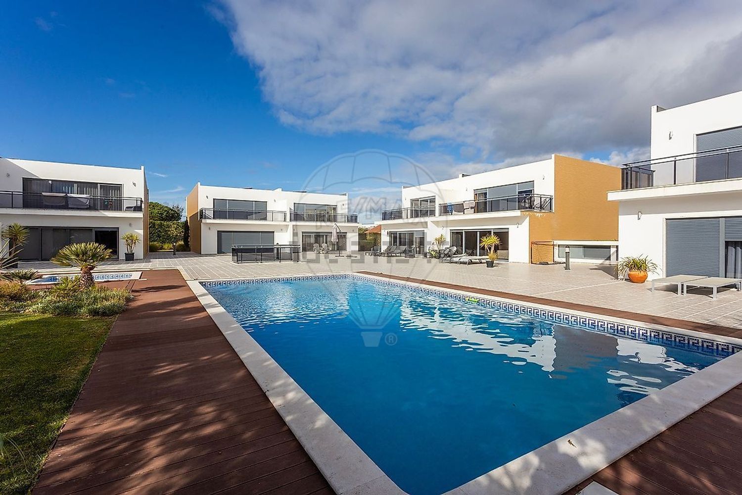 小楼房或独栋别墅出售在Largo do Juncalinho - 游泳池