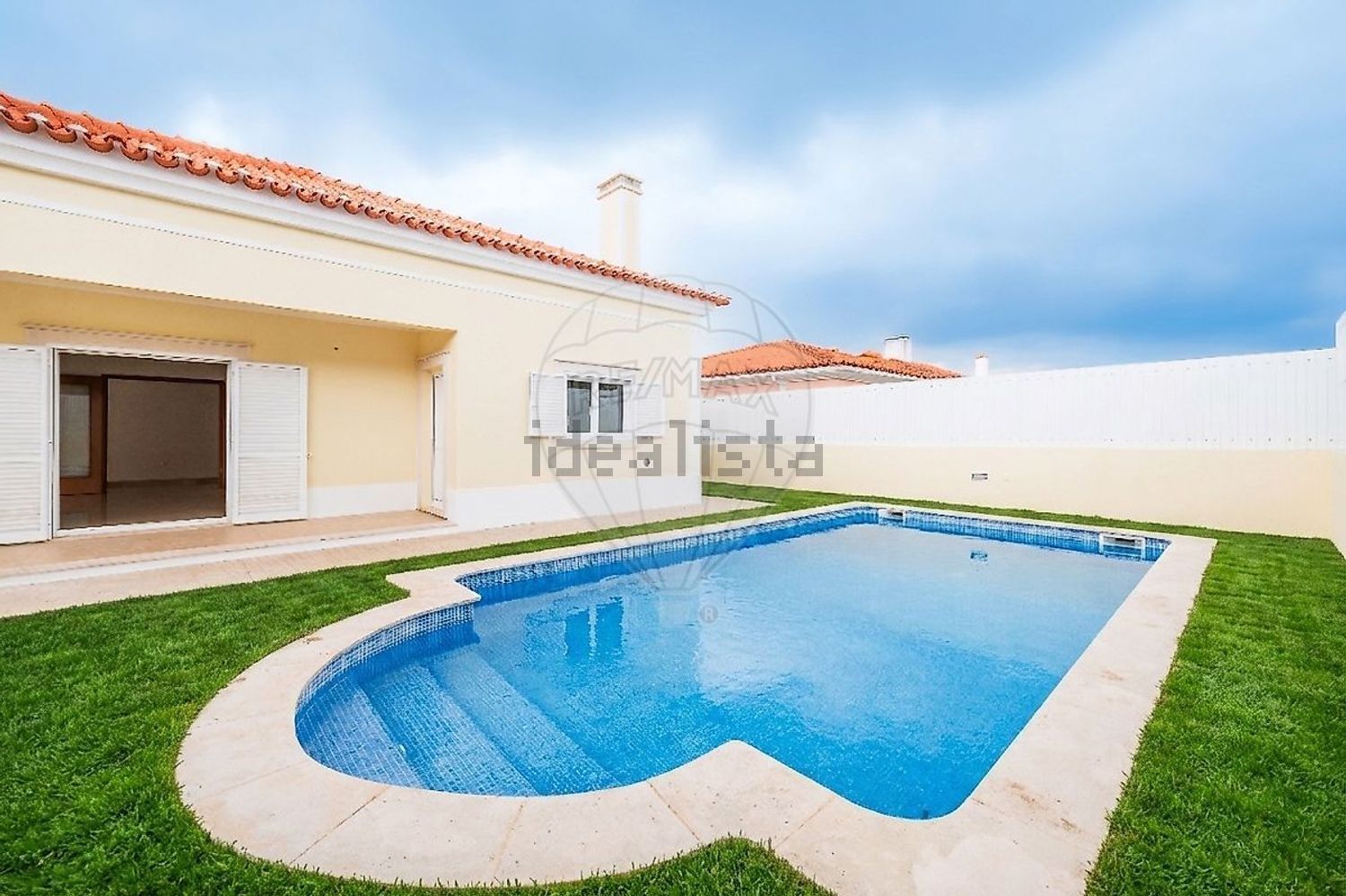 小楼房或独栋别墅出售在Rua Jorge Peixinho - 游泳池