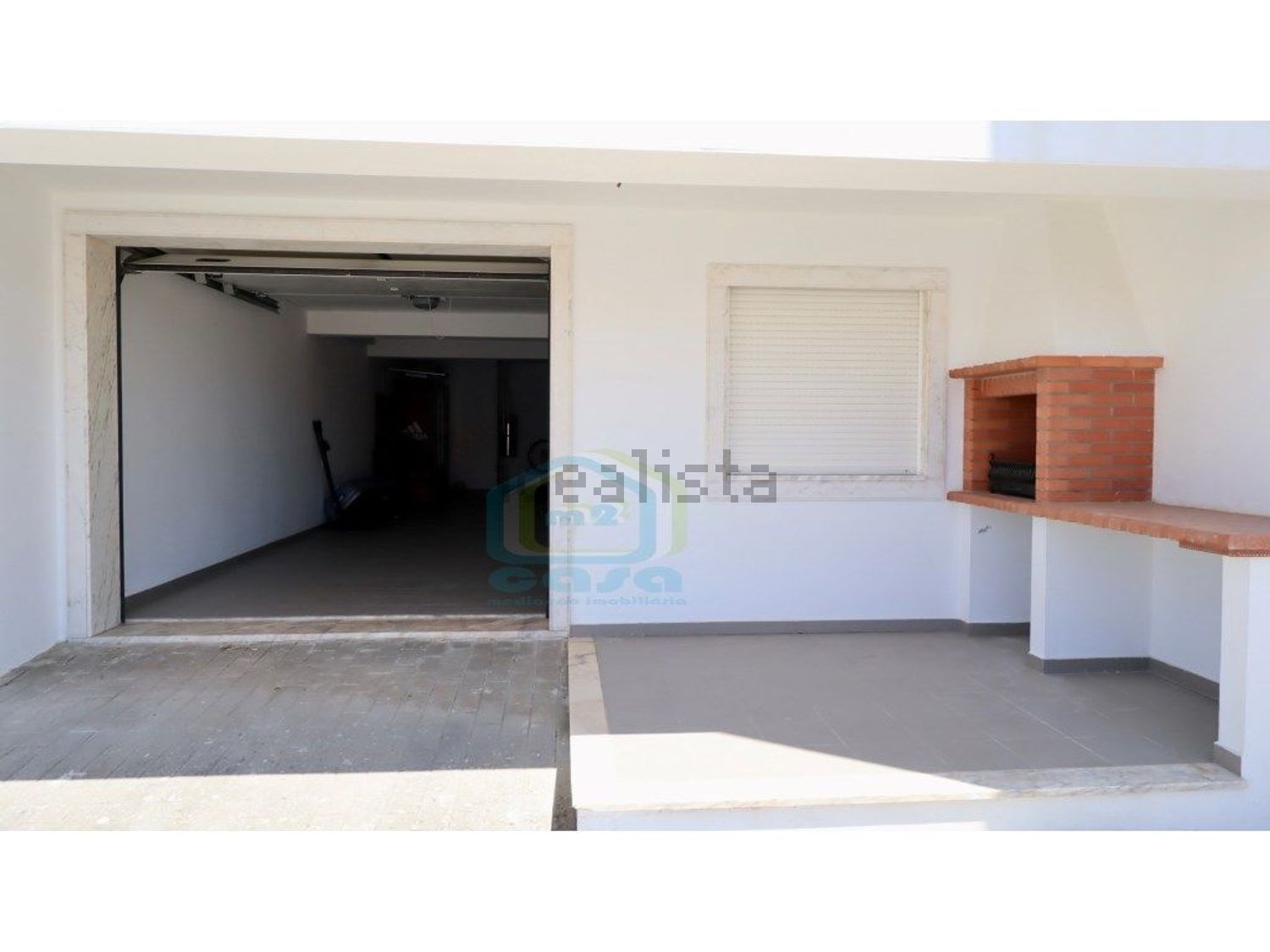 小楼房或独栋别墅出售在Rua Dona Aurélia, 13 - 停车位