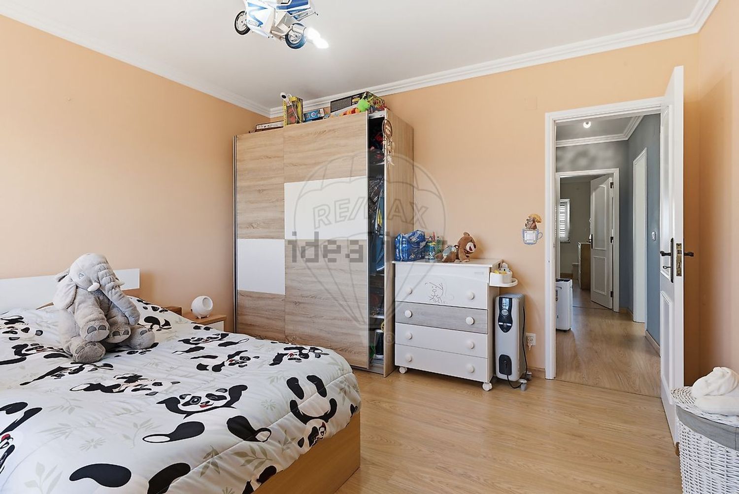 小楼房或独栋别墅出售在São Quintino - 卧室