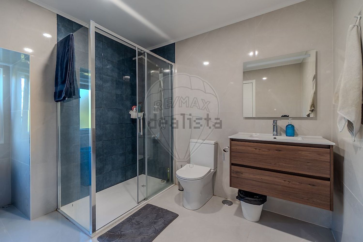 小楼房或独栋别墅出售在São Quintino - 卫生间