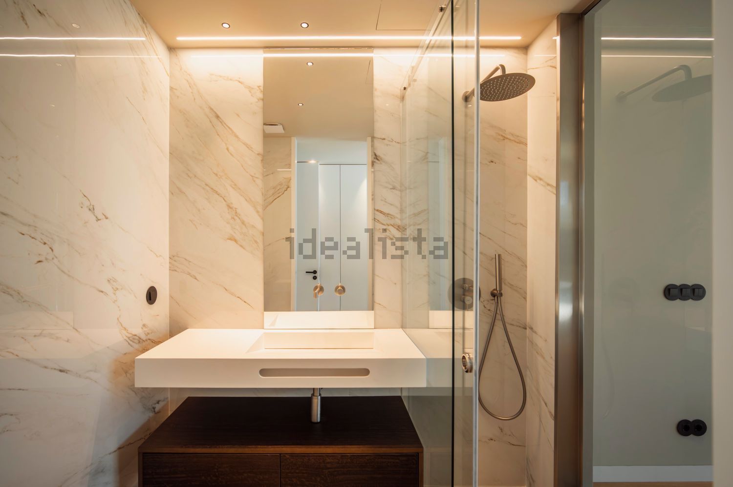 小楼房或独栋别墅出售在Avenida do Mar - 卫生间