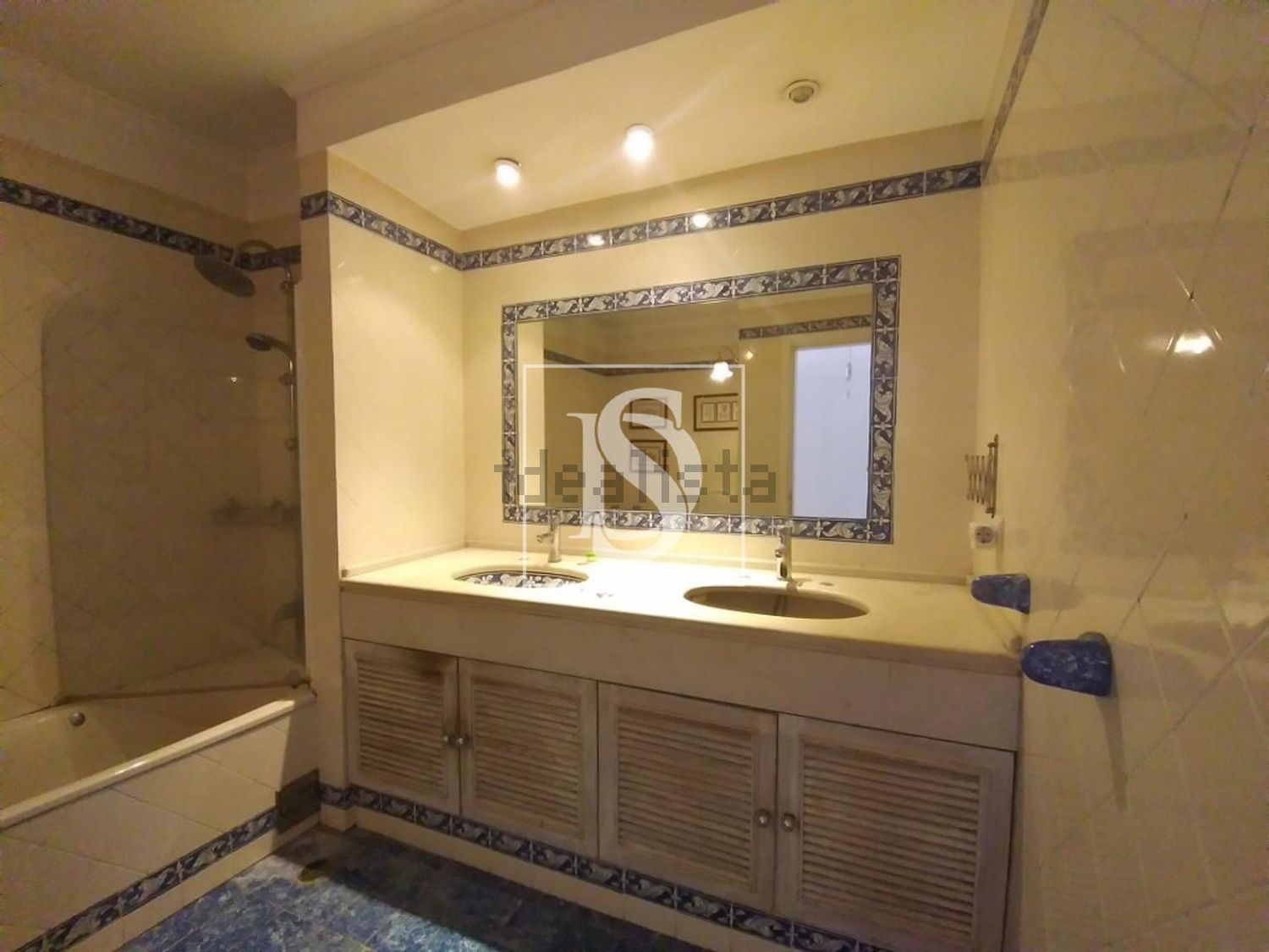 小楼房或独栋别墅出售在Rio Mouro Velho - Alto do Forte - 卫生间