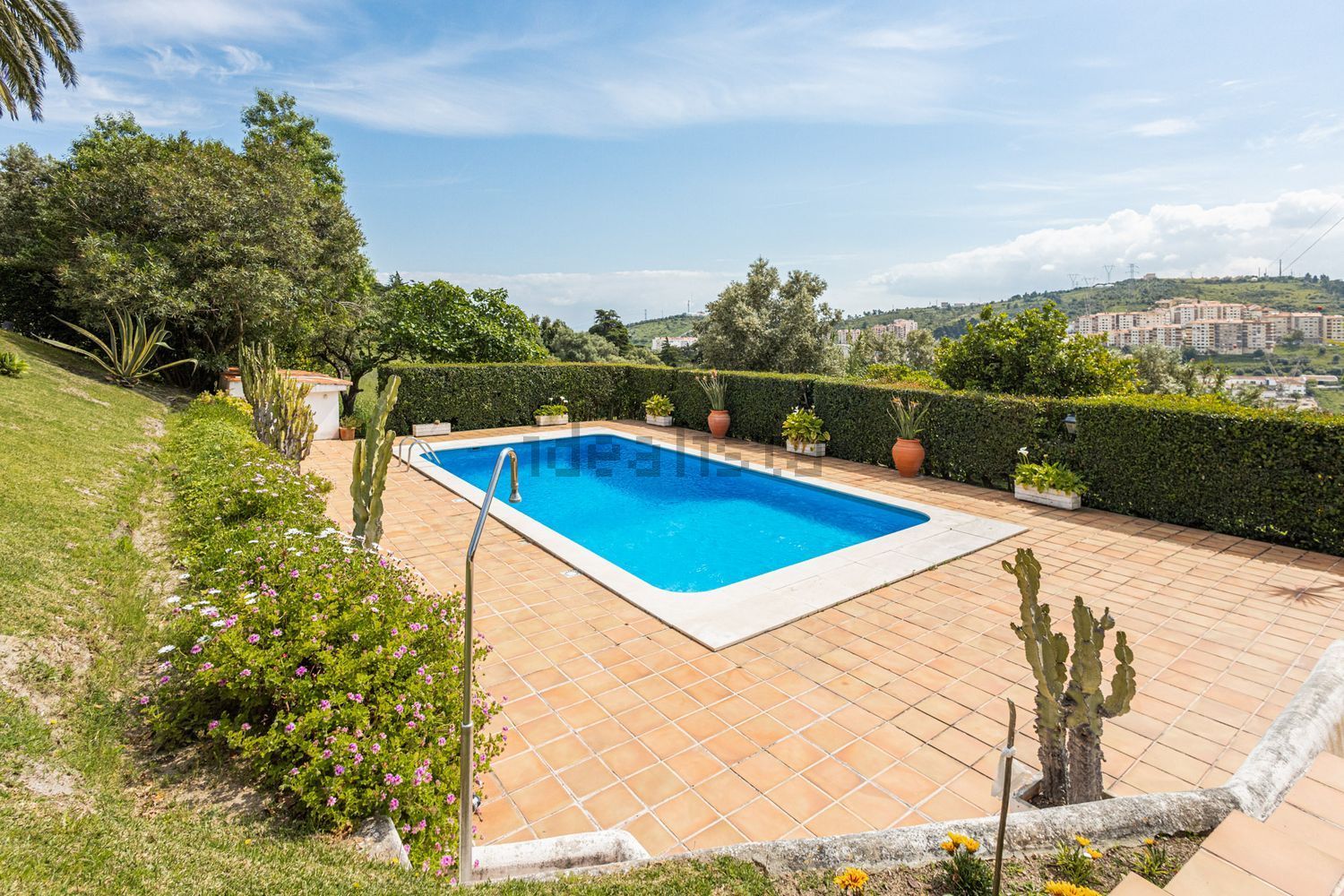 小楼房或独栋别墅出售Estr. da Serralheira de Baixo - 游泳池