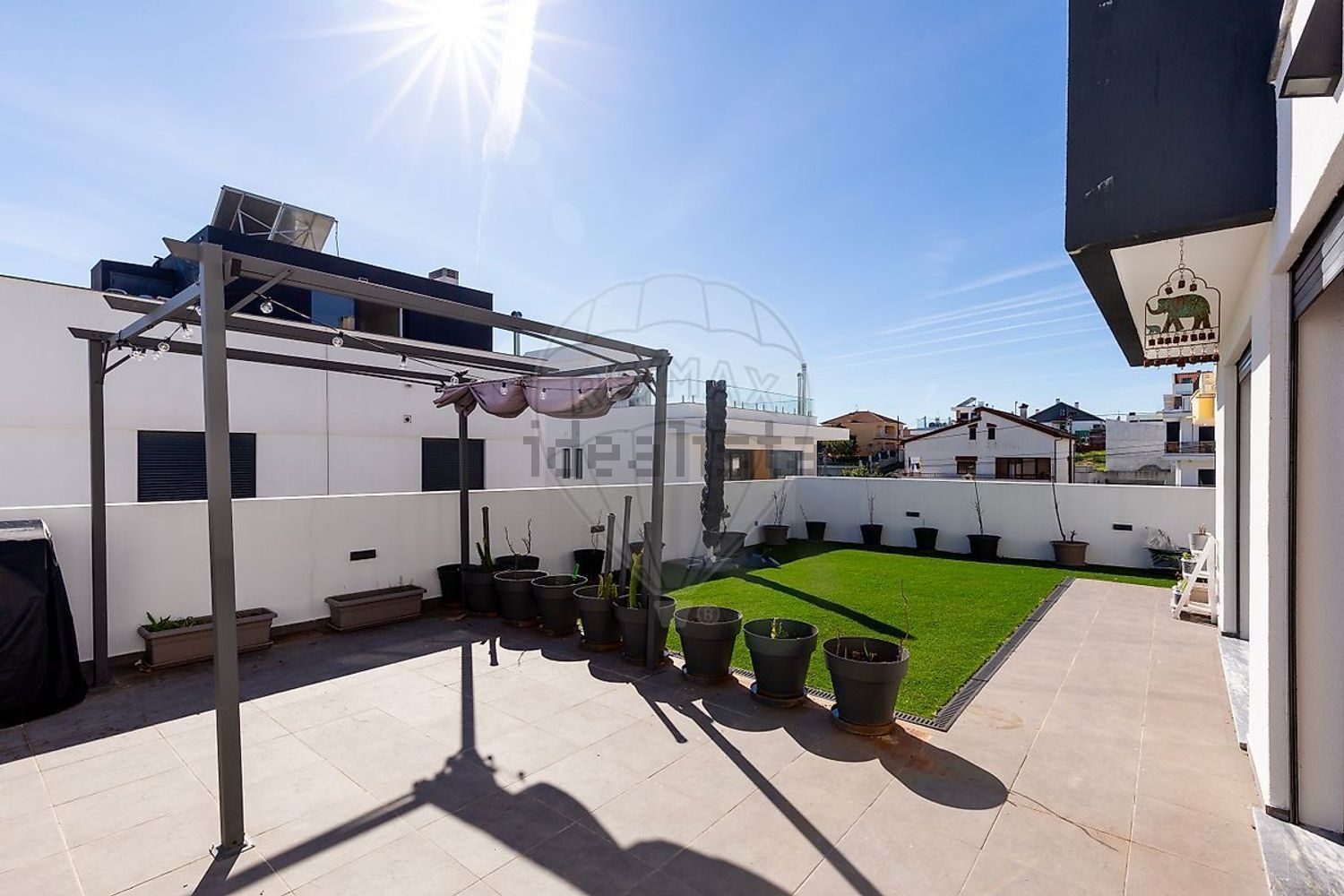 小楼房或独栋别墅出售在Rua e - 游泳池