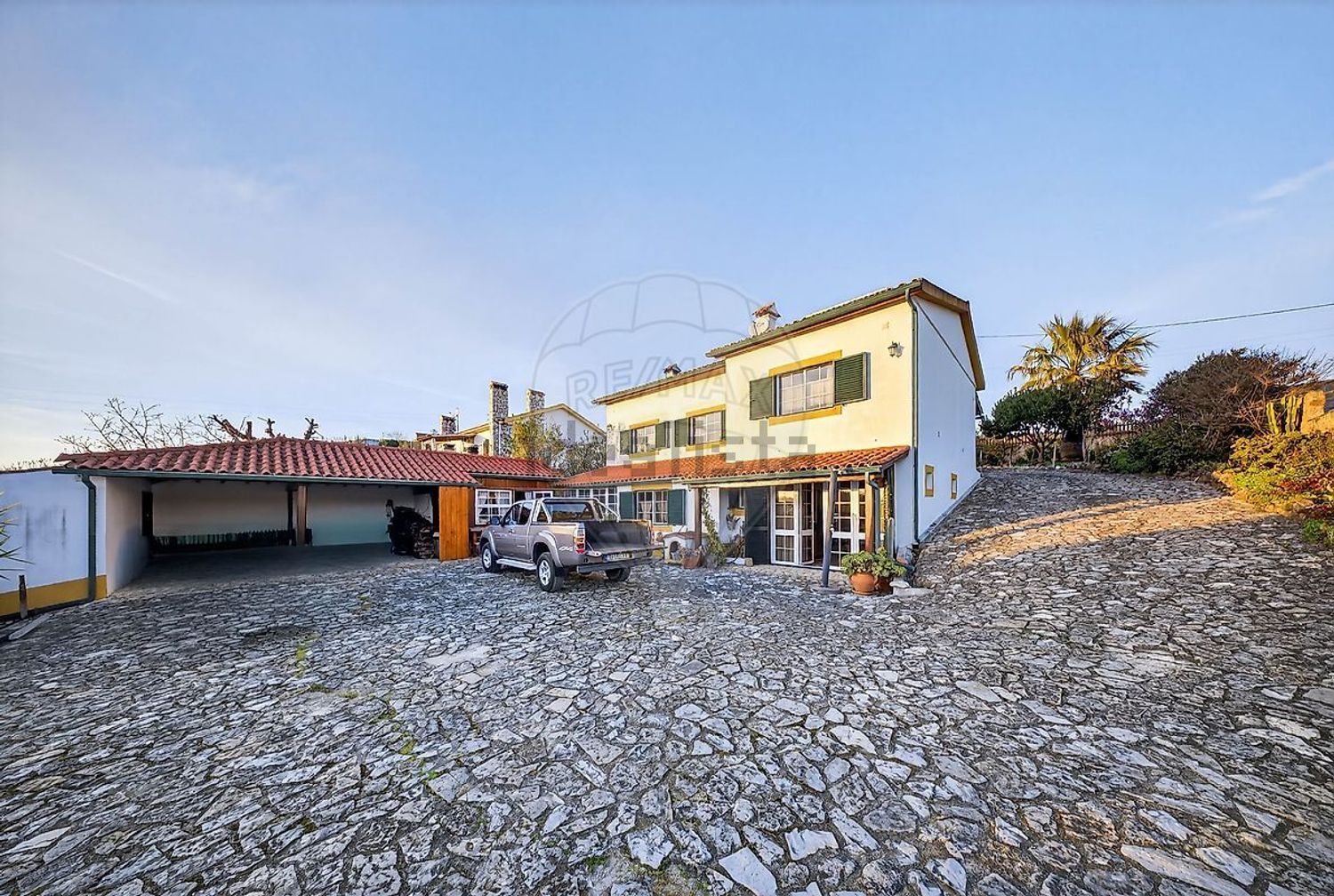 小楼房或独栋别墅出售在Rua Estreita - 外立面