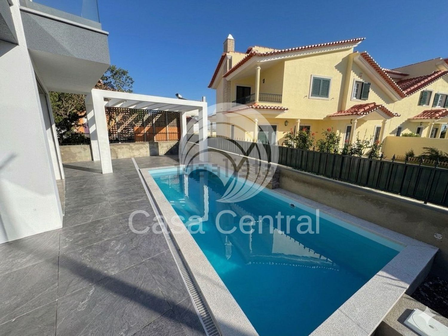 小楼房或独栋别墅出售在Rua Pax Julia, 25 - 游泳池