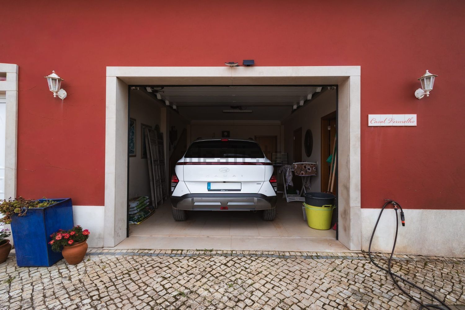 小楼房或独栋别墅出售在Peral - 停车位