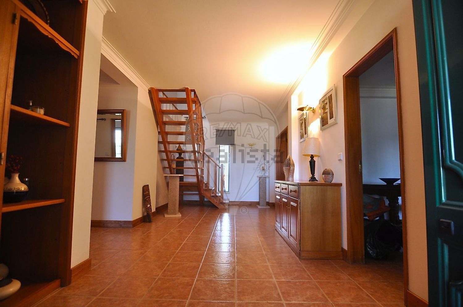 小楼房或独栋别墅出售在São Quintino - 过道