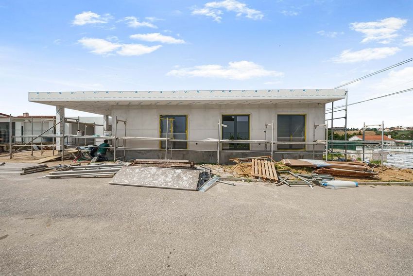 小楼房或独栋别墅出售在Rua do Outeiro