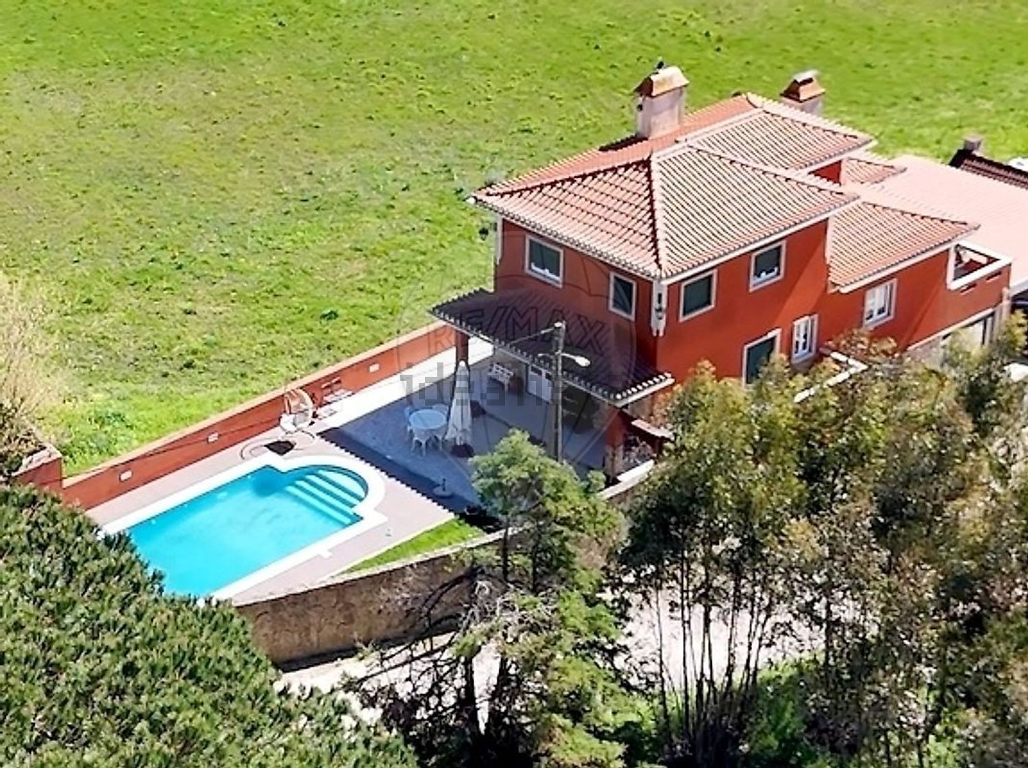 小楼房或独栋别墅出售在São Quintino - 游泳池