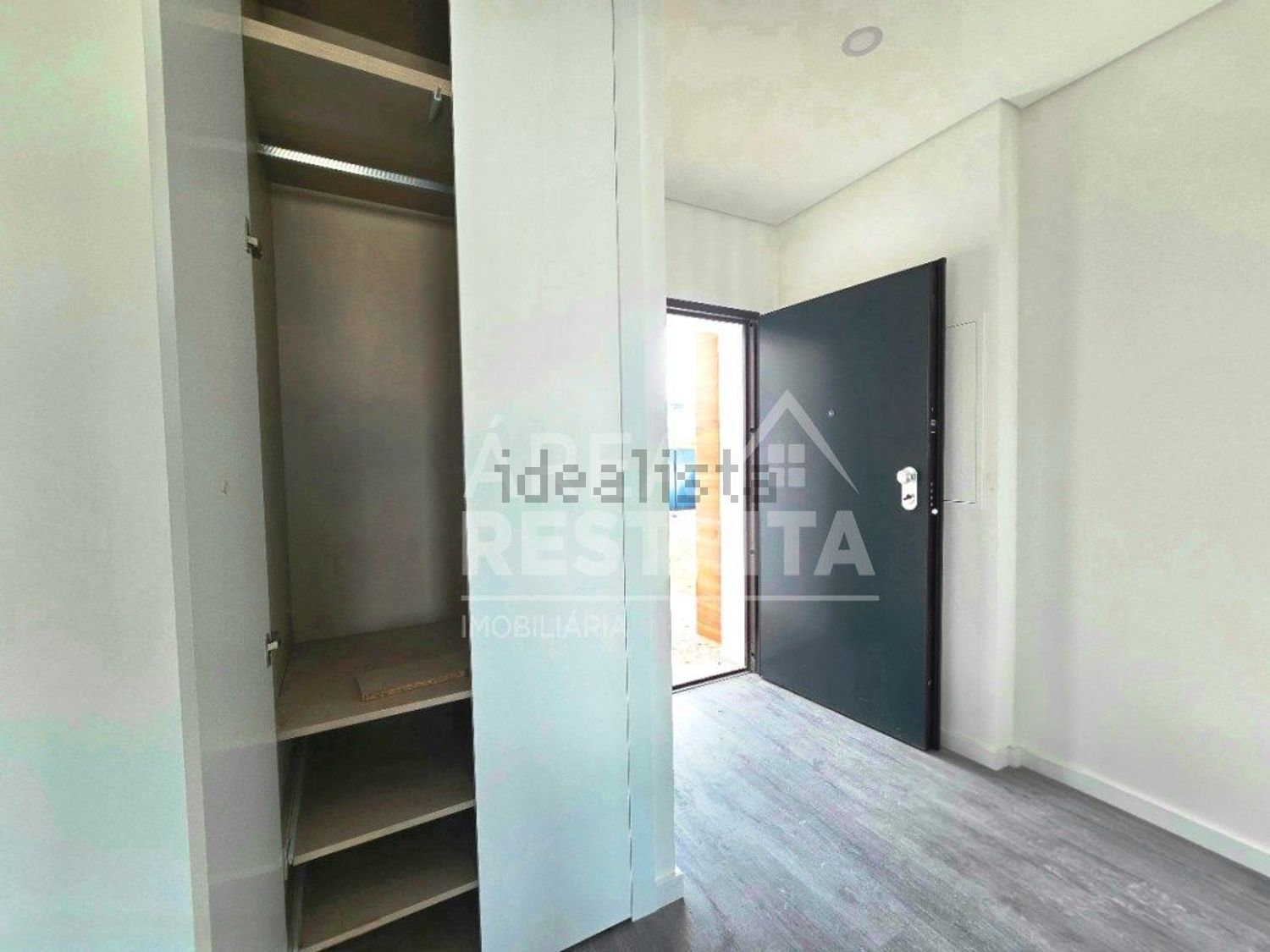 小楼房或独栋别墅出售在Rua Nova da Jardia - 前厅