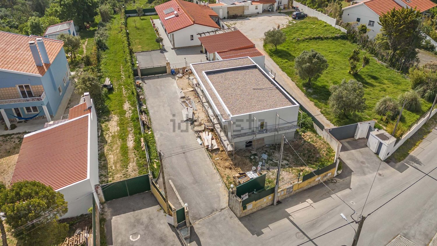 小楼房或独栋别墅出售在Rua do Outeiro - 游泳池