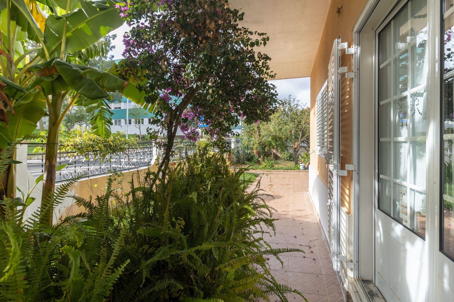 小楼房或独栋别墅出售在Avenida Padre Nabeto - 阳台