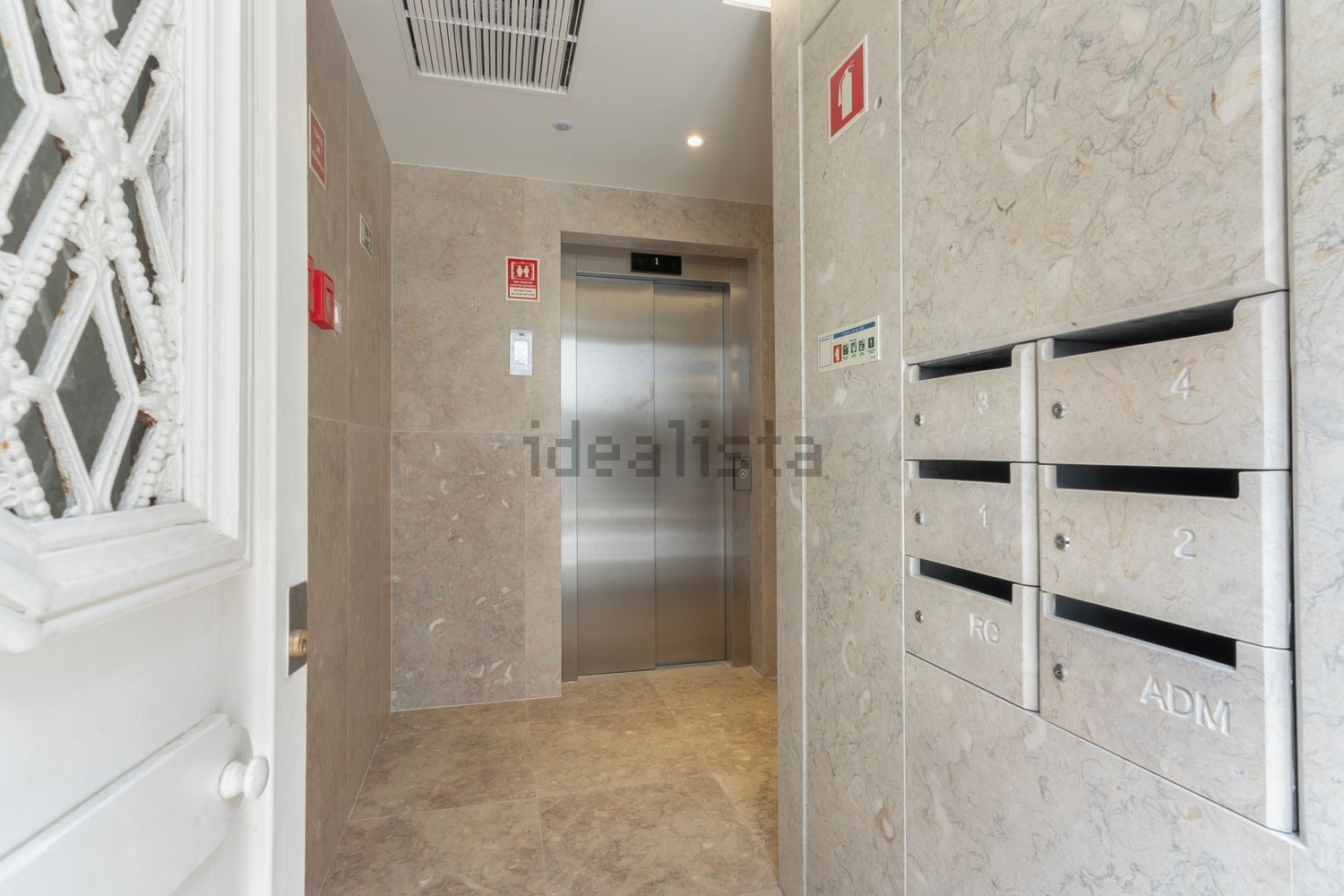 出租公寓 t2在Rua de São Bento, 19 - 前厅