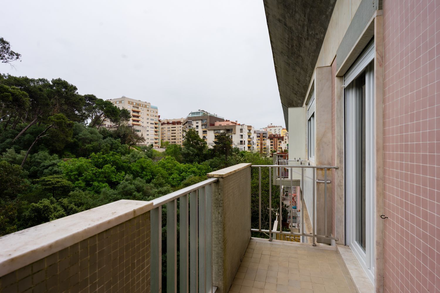 出租公寓 t2在Rua Luís Pastor de Macedo - 阳台