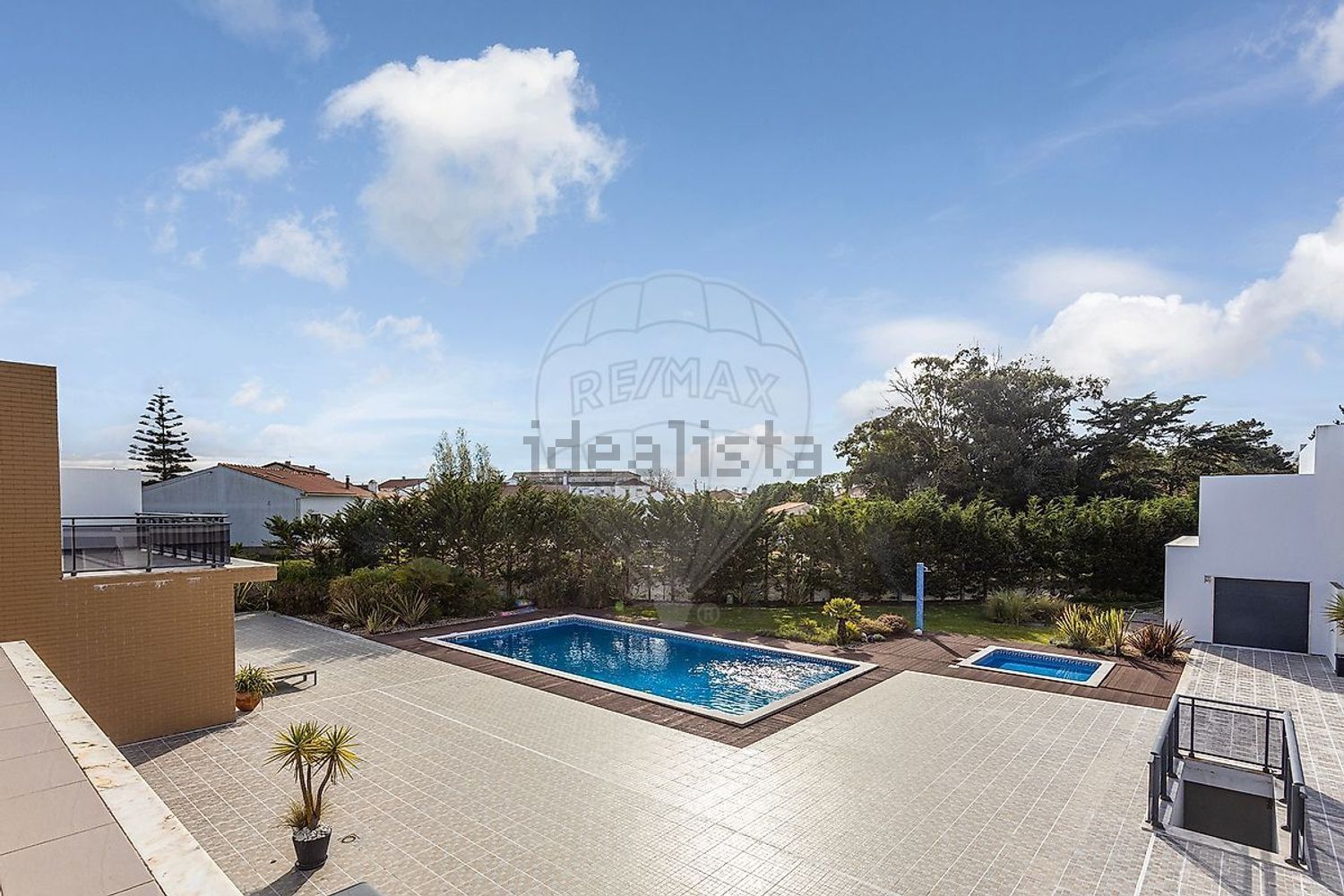 小楼房或独栋别墅出售在Largo do Juncalinho - 游泳池