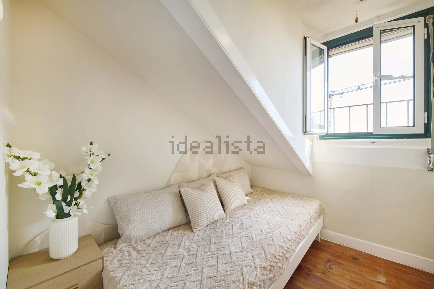 出租房间在Largo Vitorino Damásio, 2 - 卧室