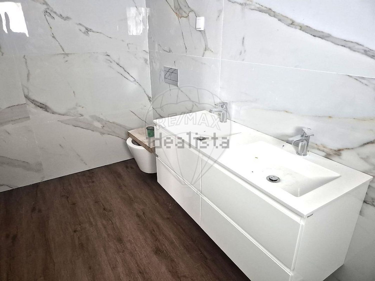 小楼房或独栋别墅出售在Rua 27 - 卫生间