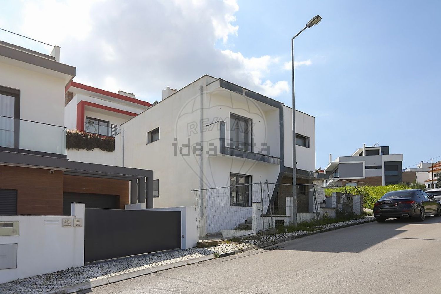 小楼房或独栋别墅出售在Rua das Flores - 外立面