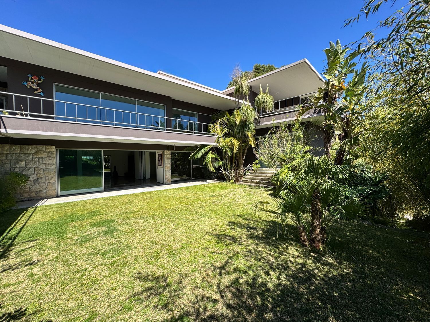 小楼房或独栋别墅出售在Avenida Marechal Carmona, 631 - 外立面