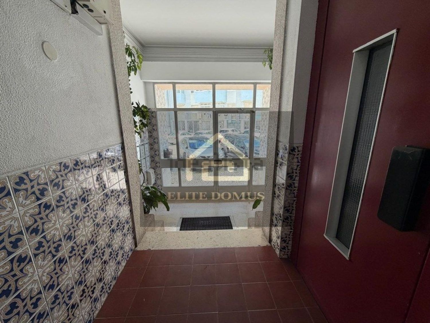 公寓 t2出售在Rua Jaime Martins Barata - 过道