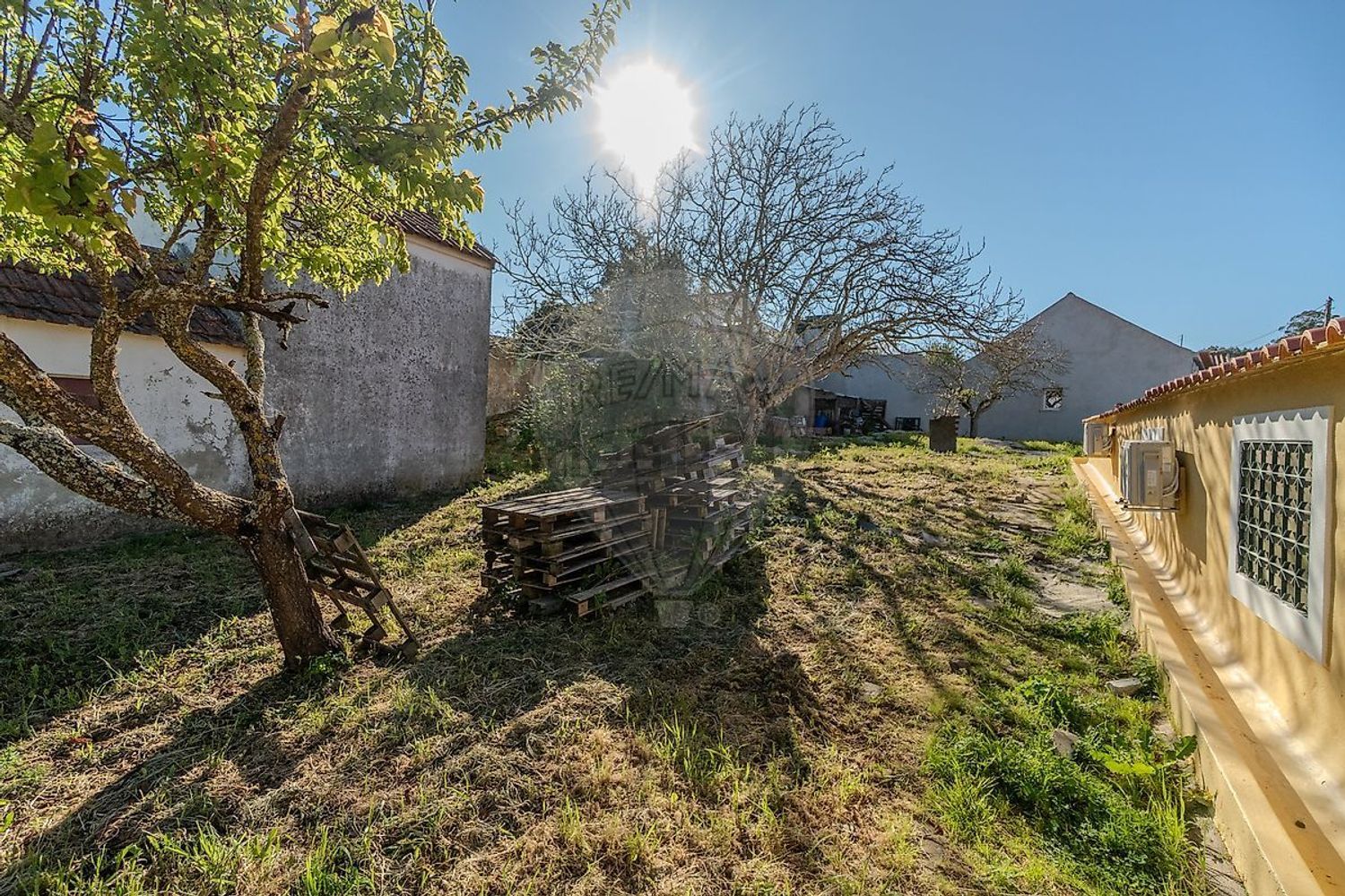 小楼房或独栋别墅出售在São Quintino - 花园