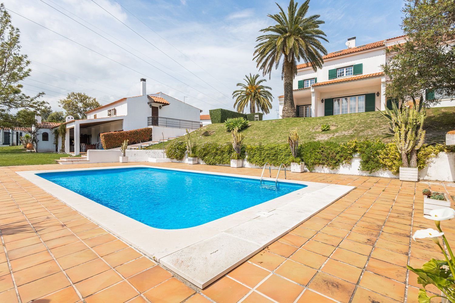 小楼房或独栋别墅出售Estr. da Serralheira de Baixo - 游泳池