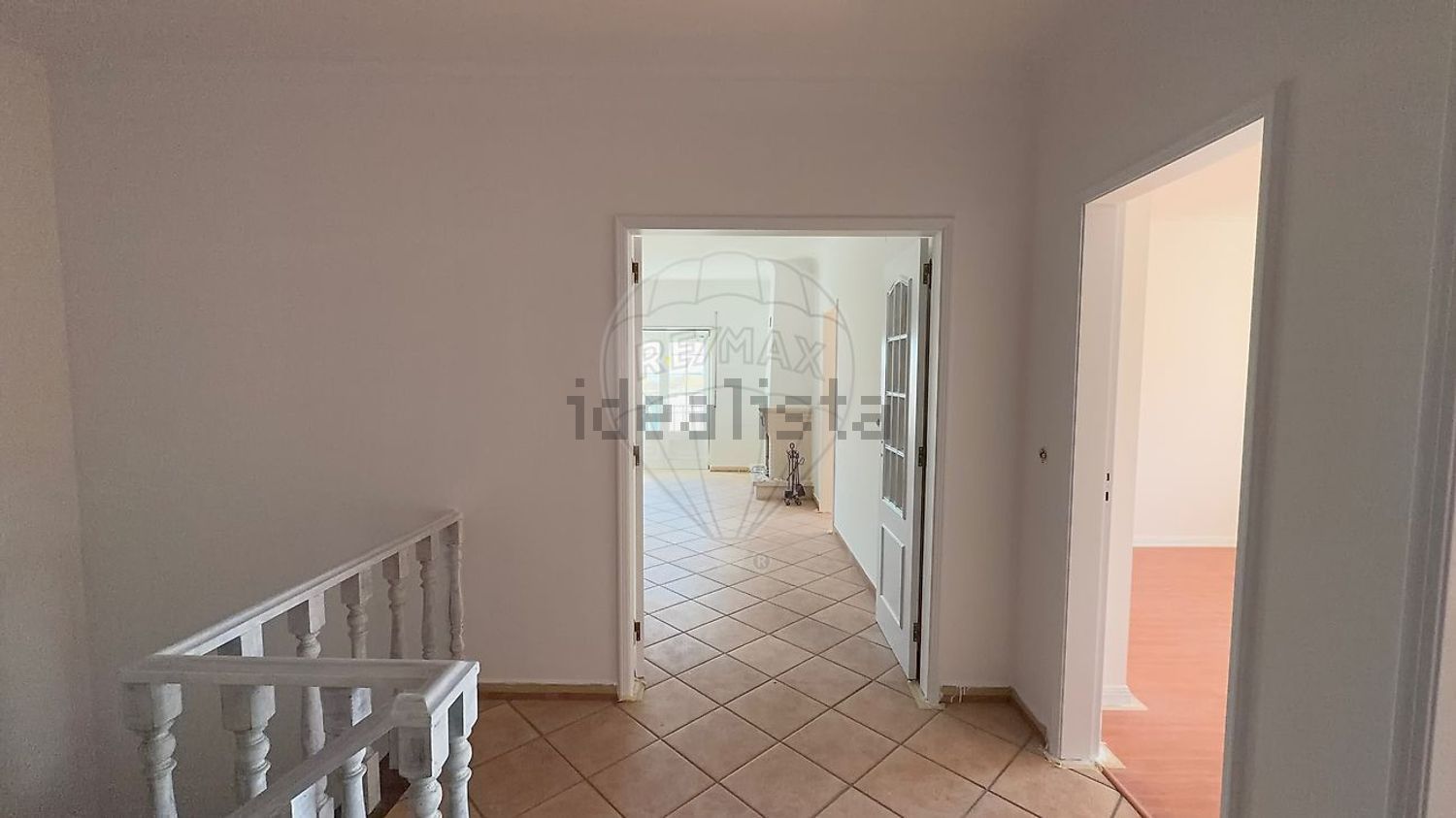 小楼房或独栋别墅出售在Rua da Pedra - 过道