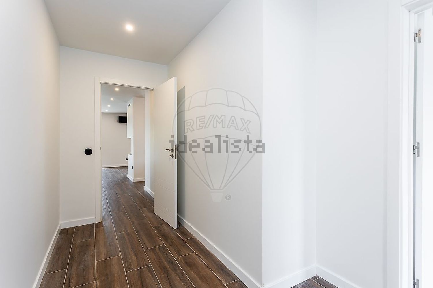 小楼房或独栋别墅出售在Rua Central - 过道