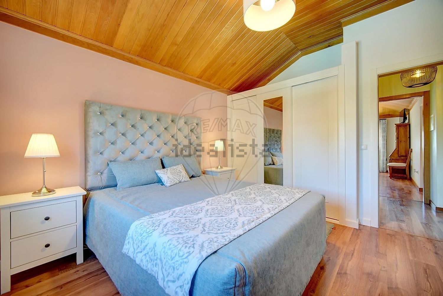 小楼房或独栋别墅出售在São Quintino - 卧室