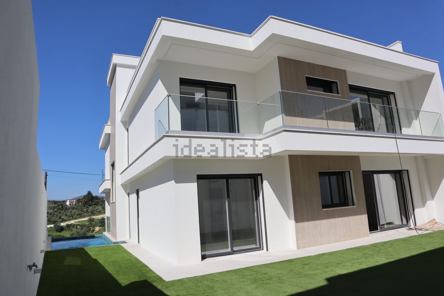 双拼别墅出售在Avenida Raul Brandão, 8 - 外立面