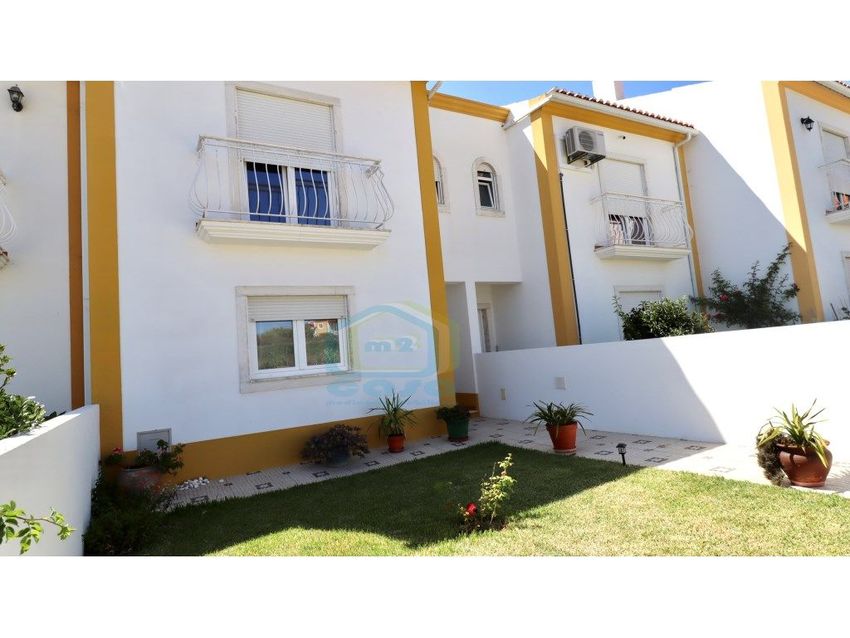 小楼房或独栋别墅出售在Rua Dona Aurélia, 13