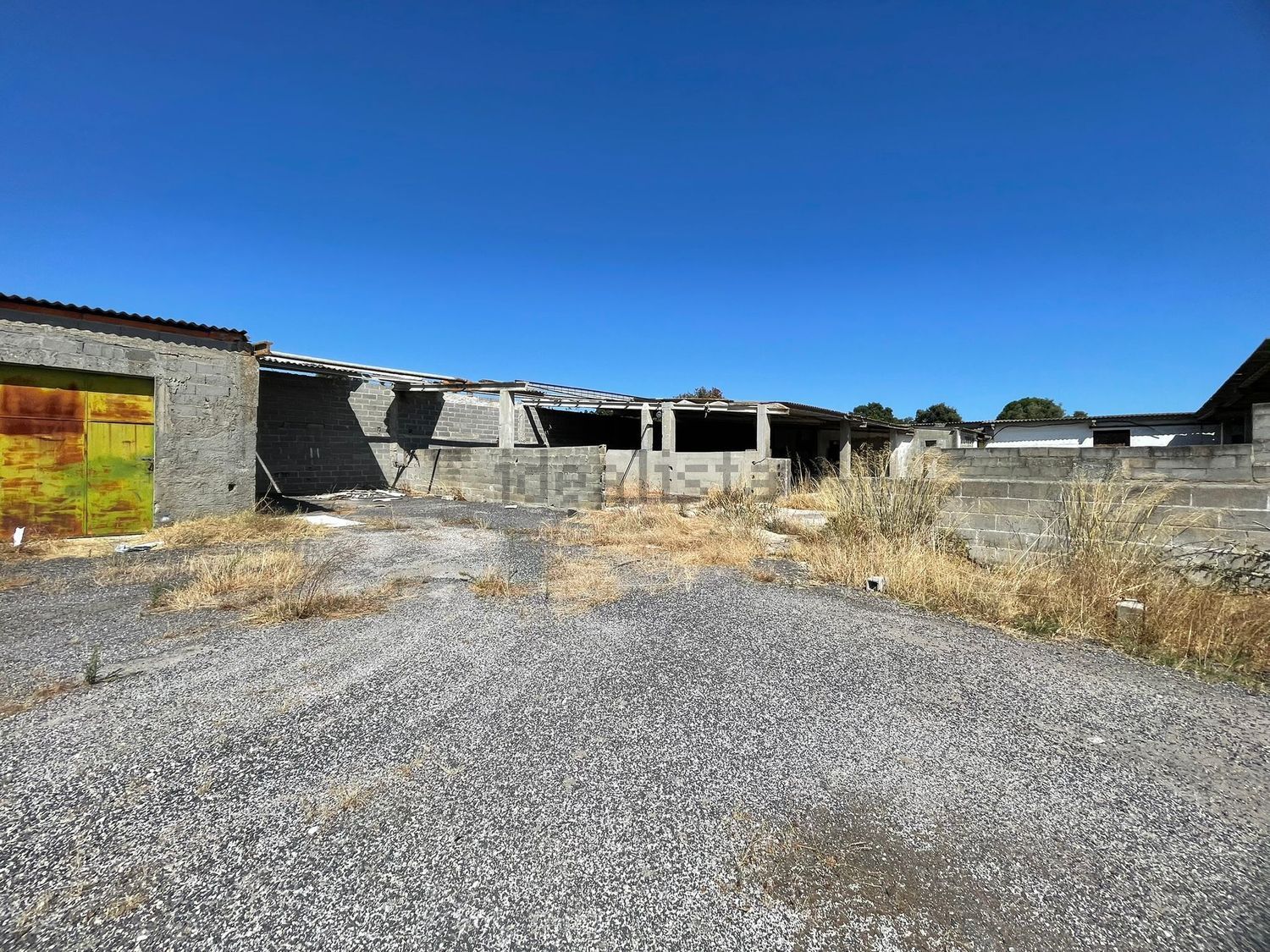 小楼房或独栋别墅出售在Palhais e Coina - 仓库