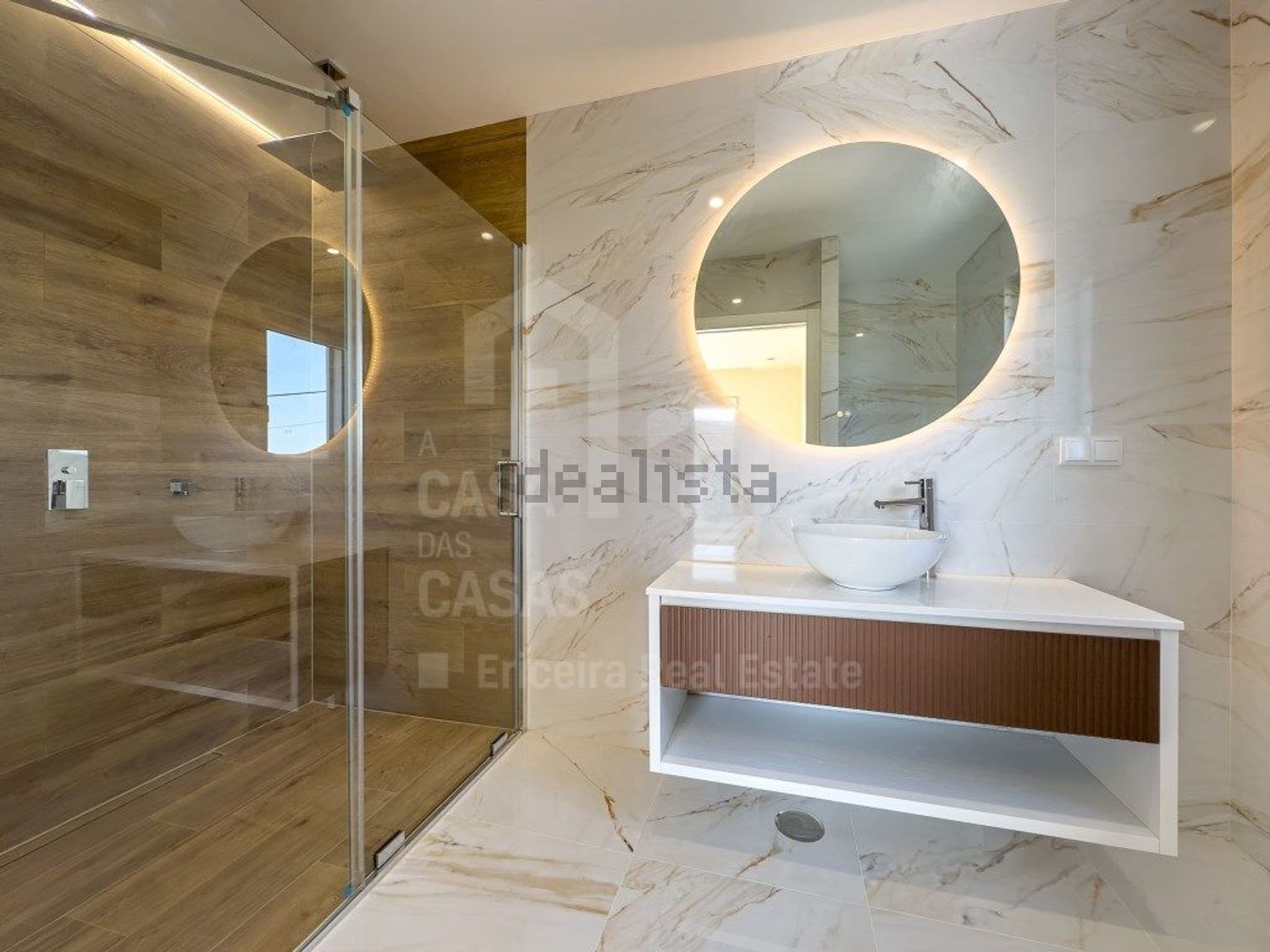 小楼房或独栋别墅出售在Encarnação - 卫生间