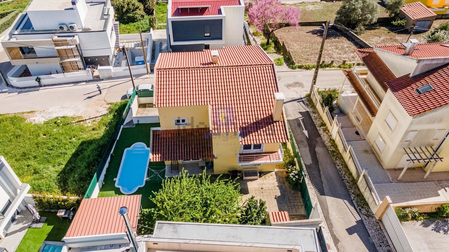 小楼房或别墅出售在Pontinha e Famões - 游泳池