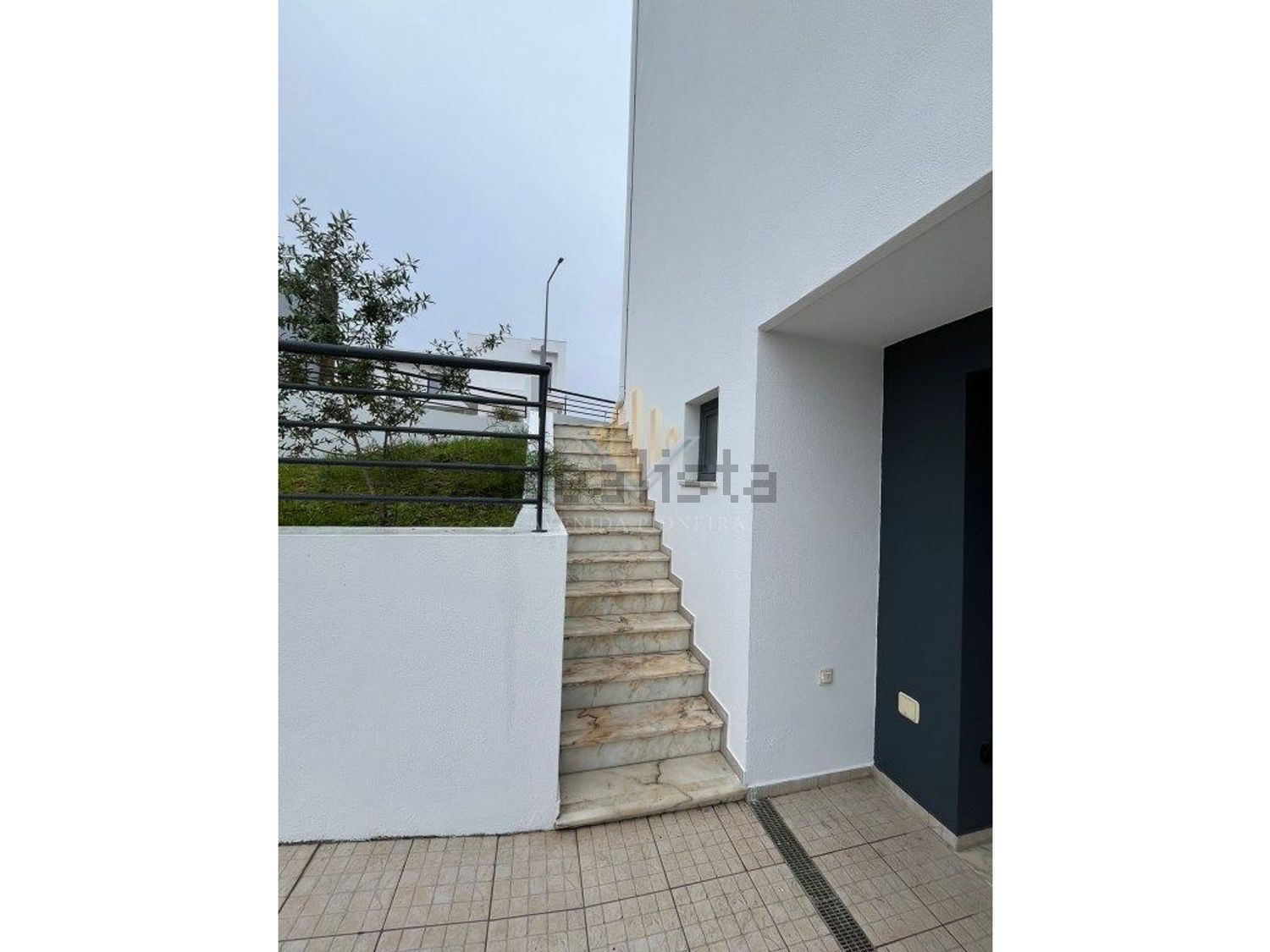 小楼房或独栋别墅出售在Rua Pulido Valente - 详情