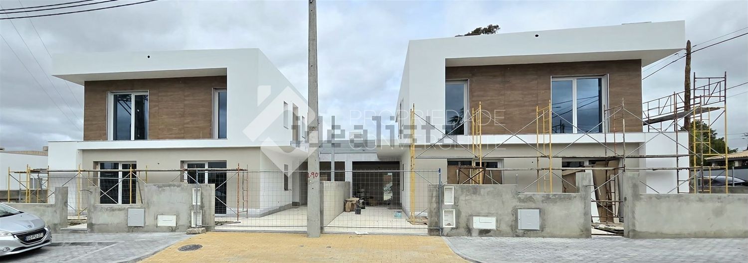 双拼别墅出售在Vendas de Azeitão - 外立面