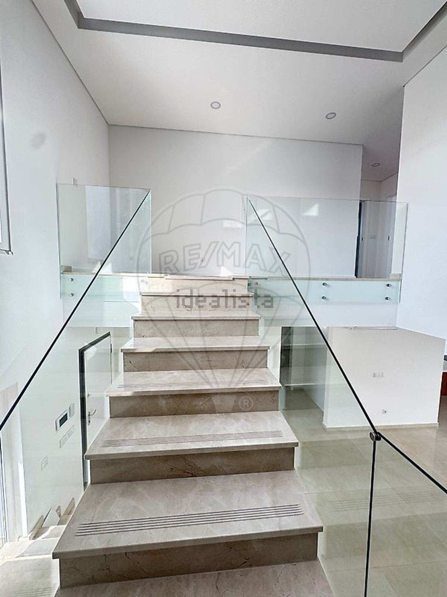 小楼房或独栋别墅出售在Alameda Miguel Torga - 详情