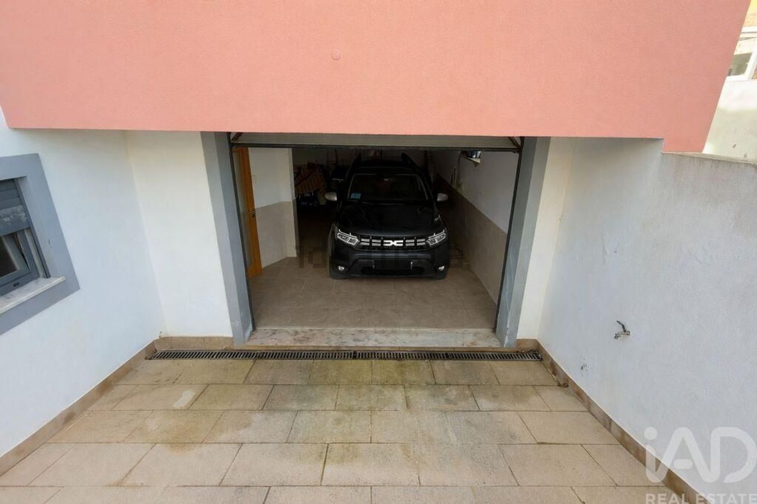 小楼房或独栋别墅出售在Santo Isidoro - 停车位