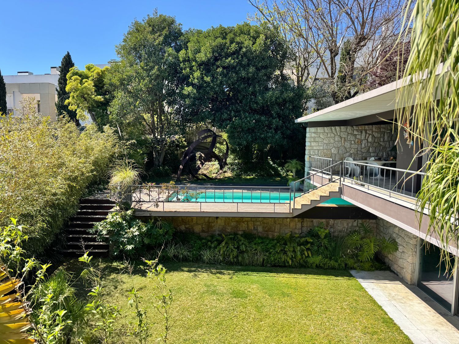 小楼房或独栋别墅出售在Avenida Marechal Carmona, 631 - 外立面