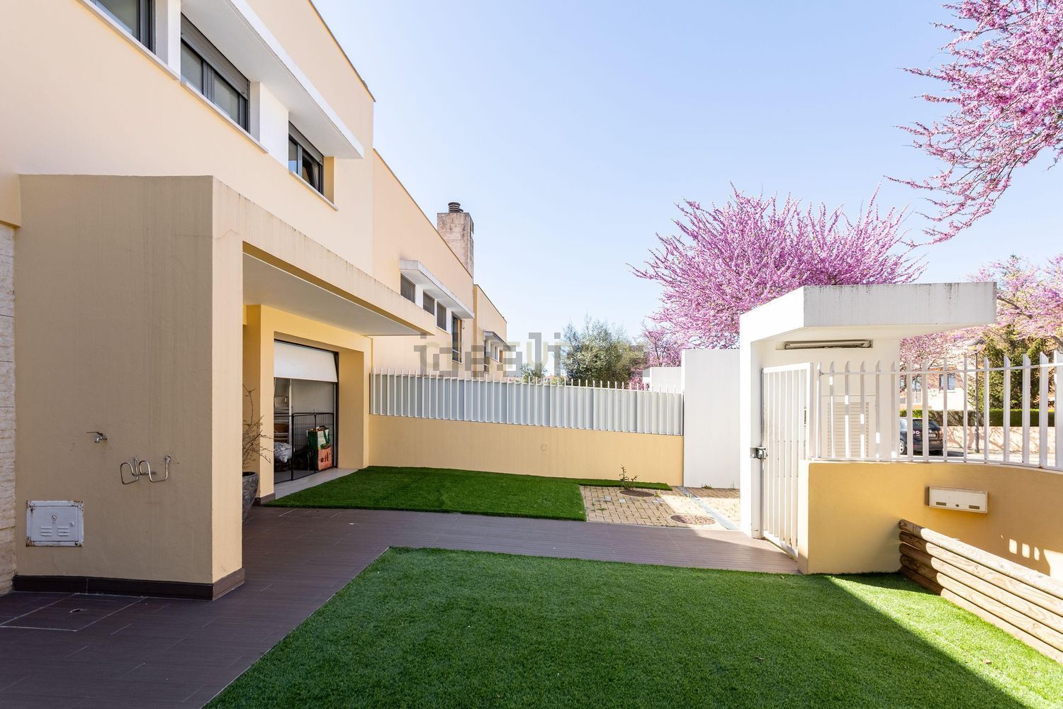 双拼别墅出售在Rua António Xavier Pereira Coutinho, 43 - 外立面