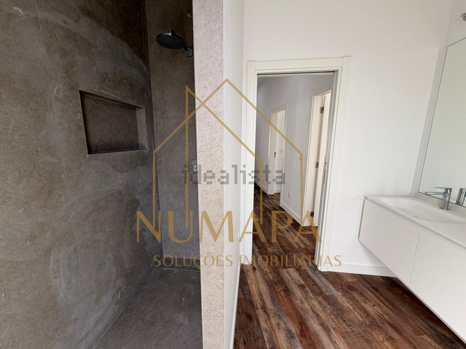 小楼房或独栋别墅出售在Rua Mário Sá - 卫生间