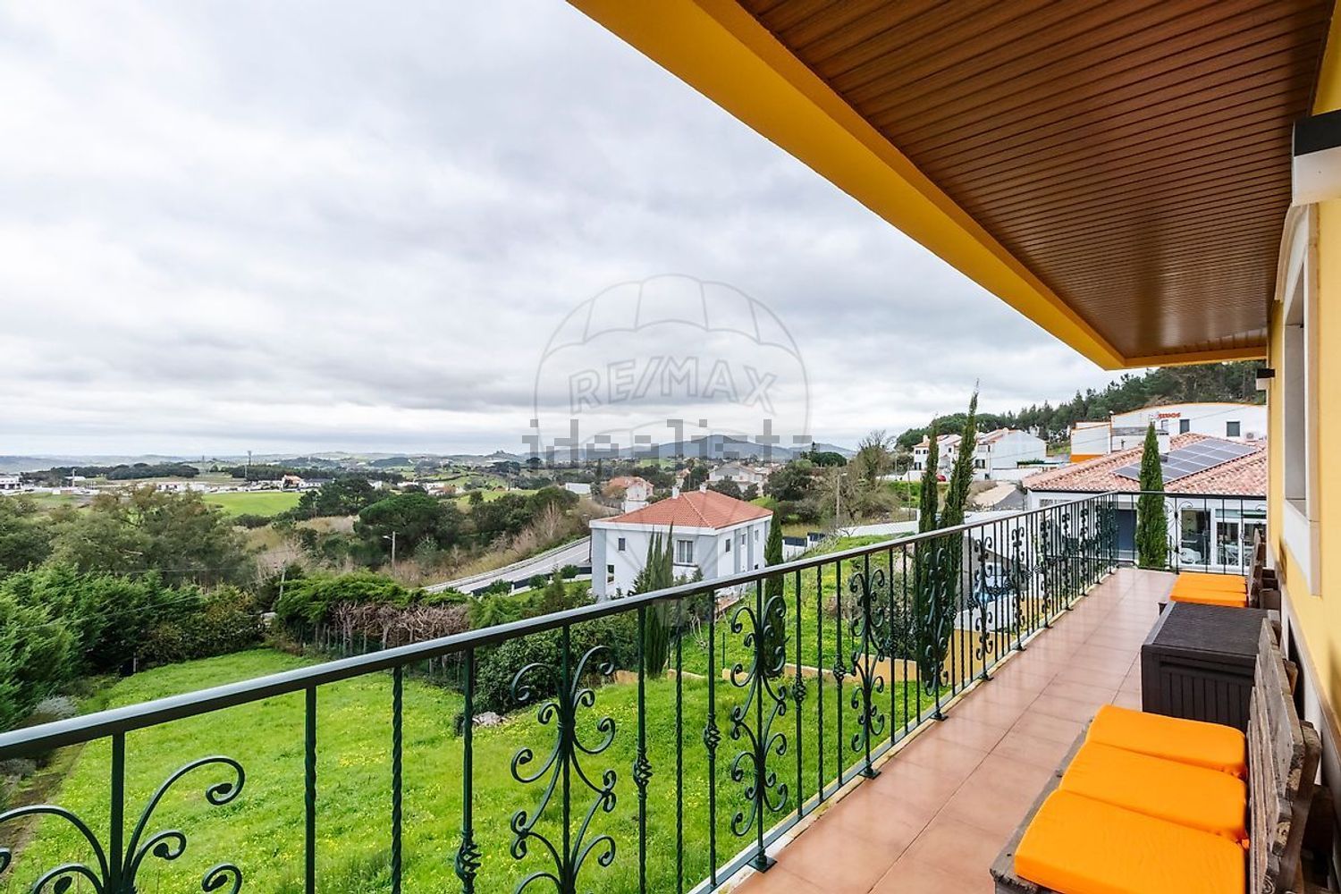 小楼房或独栋别墅出售在Estrada de Paços - 阳台