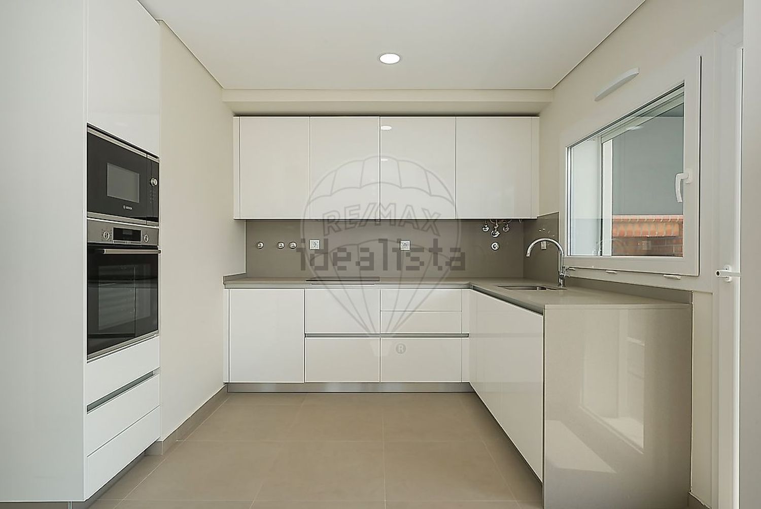 出租公寓 t2在Rua Maria Matos - 厨房